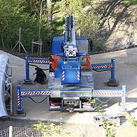 Die Röhren für die 32 Meter lange Rutsche hinab in den Lautengrund werden jetzt mit großem Gerät installiert.