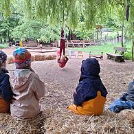 An dem zentralen Platz des Bauernhof-Kindergartens „Lillar Farm Mudbyxor“ in Wildensorg können die Kinder unter der Weide schaukeln.