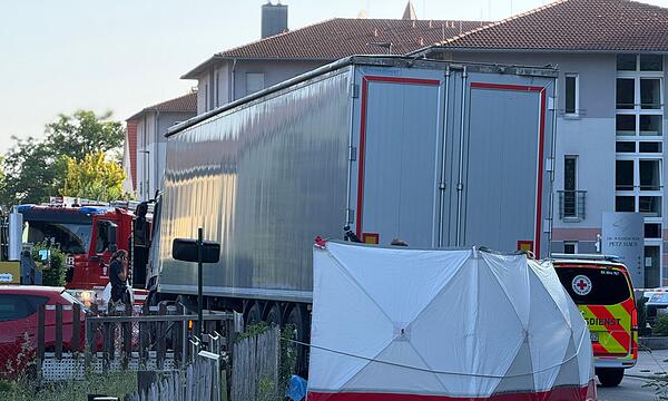 Lkw gerät auf Gegenfahrbahn - Radfahrerin tödlich verletzt