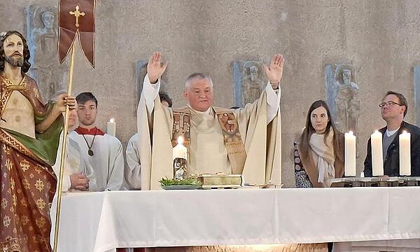 In St. Wolfgang in Bamberg feierte Pater Dieter Putzer zusammen mit vielen Besuchern sein 30. Priesterjubiläum.