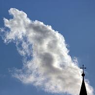 Sonne und Wolken über Wallfahrtskirche