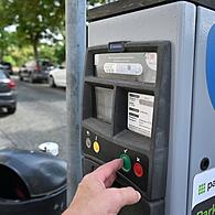 Ab 1. April 2024 gelten in Bamberg teurere und erweiterte Parkzonen. Und nachts kostet es genauso viel wie tagsüber. In den Vierteln und bei Ladenbetreibern steigt der Frust.