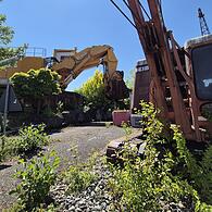 Im beliebten Freizeitpark „Monsterpark Rattelsdorf“ waren die Riesenbagger eine Attraktion. Nun stehen sie zum Verkauf.