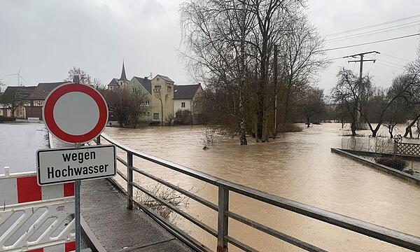 Die alte Brücke in Althausen musste wegen des Hochwassers in der Lauer gesperrt werden.