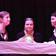 Die beiden Tanten (Franziska Beyer und Anastasia Schieber) versuchen gemeinsam mit Hugo Geist (Sophie Eichner) Kontakt zum ermordeten Baron herzustellen.