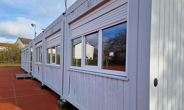 An der Realschule I in Kronach wäre man froh, wenn das Container-Dorf wieder vom Hartplatz verschwinden könnte.