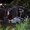 Auto durchbricht Geländer