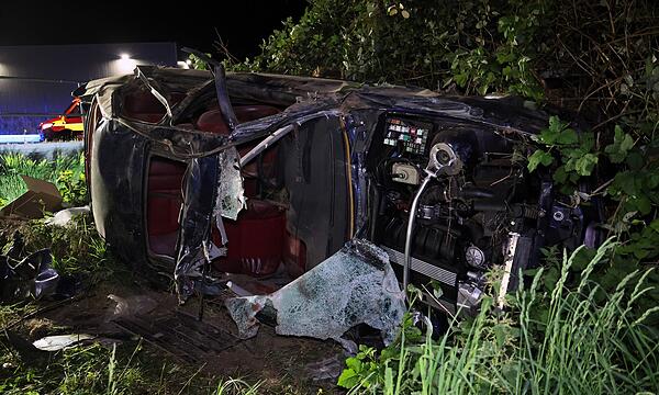 Auto durchbricht Geländer