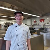Tim Bergmann belegt bei einem Berufsschul-Wettbewerb in Prag mit seinem veganen Gericht den ersten Platz.