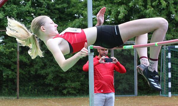 Anne Granich vom TSV Oberthulba überragte einmal mehr im Hochsprung. Im Bild der Sprung über 1,75 Meter, der gleichzeitig den neuen unterfränkischen U18-Rekord markiert.