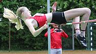 Anne Granich vom TSV Oberthulba überragte einmal mehr im Hochsprung. Im Bild der Sprung über 1,75 Meter, der gleichzeitig den neuen unterfränkischen U18-Rekord markiert.