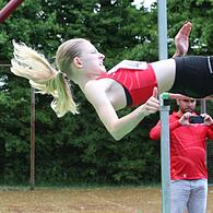 Anne Granich vom TSV Oberthulba überragte einmal mehr im Hochsprung. Im Bild der Sprung über 1,75 Meter, der gleichzeitig den neuen unterfränkischen U18-Rekord markiert.