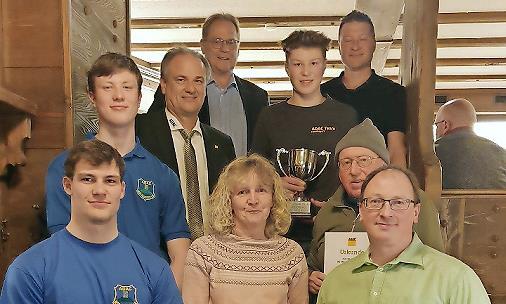 Teil der Geehrten und Gäste sowie des Vorstands (von links): Valentin Maiwald (Sportleiter), Felix Maiwald (4. Platz Vereinsmeisterschaften), Peter Hübner (ADAC Nordbayern), Norbert Groß (Erster Bürgermeister Markt Kasendorf), Stefanie Trammer (25...
