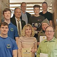 Teil der Geehrten und Gäste sowie des Vorstands (von links): Valentin Maiwald (Sportleiter), Felix Maiwald (4. Platz Vereinsmeisterschaften), Peter Hübner (ADAC Nordbayern), Norbert Groß (Erster Bürgermeister Markt Kasendorf), Stefanie Trammer (25...