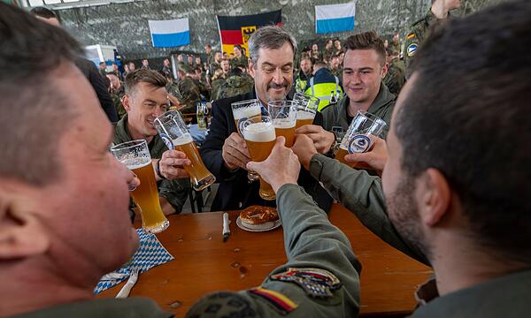 Ministerpräsident Söder besucht Luftwaffengeschwader 74