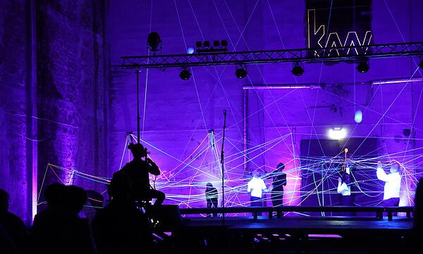 Das Beste kommt immer zum Schluss: Am Ende der Show spannen die Tänzer der „Vivify Dance Crew“ zu den E-Cello-Klängen von Johann von Ruthendorf gemeinsam mit dem „ExSilentio“-Kammerchor ein Netz aus leuchtenden Fäden.