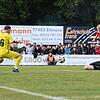Der Dampfacher Thiemo Persch (rotes Trikot)verkürzt zum 2:1. Der Sander Felix Beck (am Boden) kann den Ball nicht mehr ablenken.