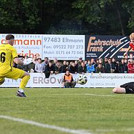 Der Dampfacher Thiemo Persch (rotes Trikot)verkürzt zum 2:1. Der Sander Felix Beck (am Boden) kann den Ball nicht mehr ablenken.