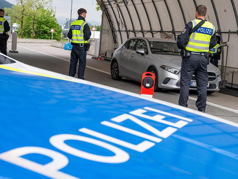 Bundespolizisten kontrollieren am Grenzübergang  Kiefersfelden von Österreich kommende Fahrzeuge.