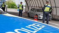 Bundespolizisten kontrollieren am Grenzübergang  Kiefersfelden von Österreich kommende Fahrzeuge.