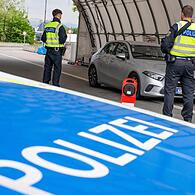 Bundespolizisten kontrollieren am Grenzübergang  Kiefersfelden von Österreich kommende Fahrzeuge.