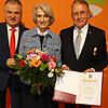Landrat Klaus Peter Söllner nimmt die Ehrung für Bezirkstagspräsident Henry Schramm (in der Mitte Ehefrau Andrea) mit der Goldenen Bürgermedaille des Landkreises vor. Landrat Klaus Peter Söllner nimmt die Ehrung für Bezirkstagspräsident Henry Schramm (in der Mitte Ehefrau Andrea) mit der Goldenen Bürgermedaille des Landkreises vor.