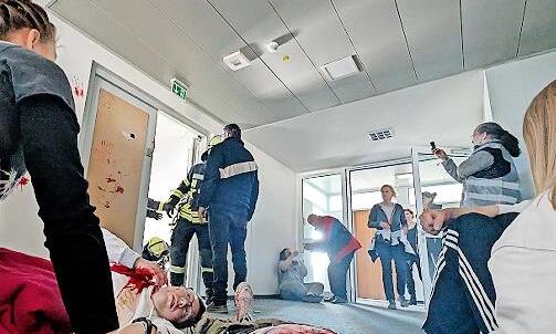 Darsteller waren als Verletzte geschminkt.