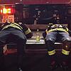Feuerwehrleute aus Erlangen am Ende der Kräfte: dem langen Nachteinsatz wird Tribut gezollt – schlafen lässt sich fast überall.