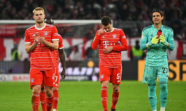 Benjamin Pavard (m) und Yann Sommer (r)