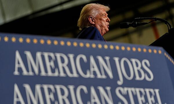 US-Präsident Trump besucht Stahlwerk