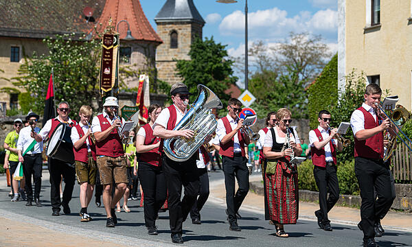 26 Schützenvereine und vier Blaskapellen sind zum Jubiläum durch die Straßen gezogen