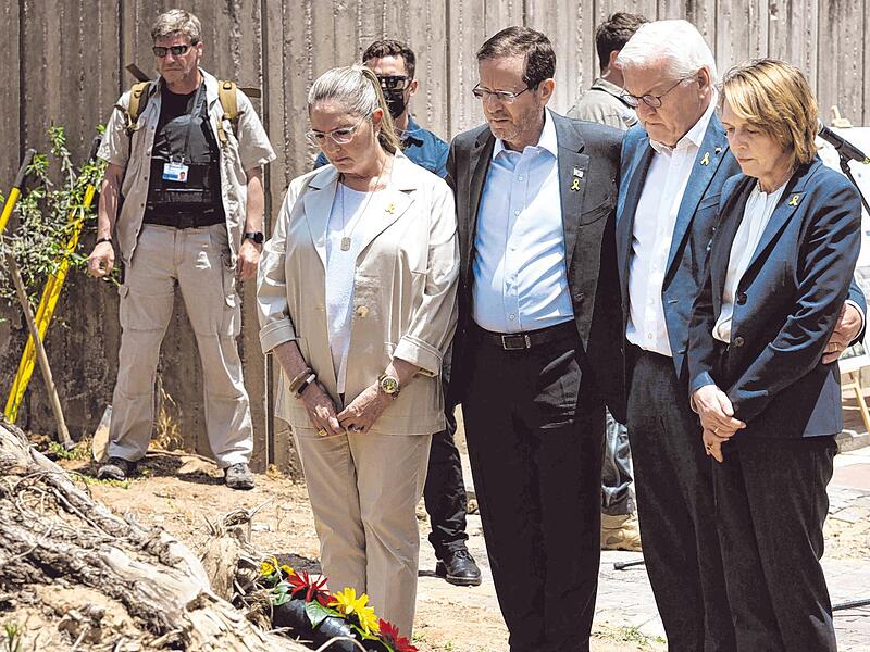 Bundespräsident Frank-Walter Steinmeier (2. v. r.) und seine Frau Elke Büdenbender (r.) besuchen mit Izchak Herzog, Präsident von Israel, und seiner Frau Michal Herzog den Kibbuz Be’eri im Grenzgebiet zum Gazastreifen.