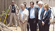 Bundespräsident Frank-Walter Steinmeier (2. v. r.) und seine Frau Elke Büdenbender (r.) besuchen mit Izchak Herzog, Präsident von Israel, und seiner Frau Michal Herzog den Kibbuz Be’eri im Grenzgebiet zum Gazastreifen.