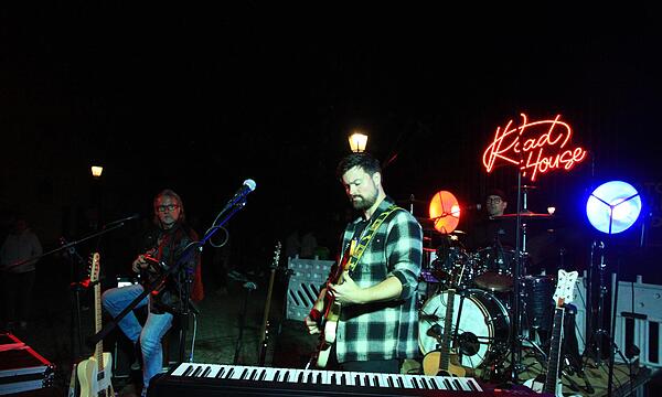 Die Münnerestädter Road House Band hat den Anger gerockt.