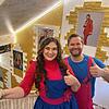Schlagerschloss bei Coburg Angela Henn und Dennis Klak im Treppenhaus ihres Schlagerschlosses, das im Mai 2025 eröffnen soll. Im Hintergrund zu sehen: der „Walk of Schlager“.