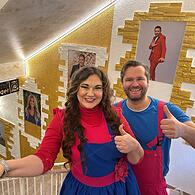 Angela Henn und Dennis Klak im Treppenhaus ihres Schlagerschlosses, das im Mai 2025 eröffnen soll. Im Hintergrund zu sehen: der „Walk of Schlager“.