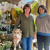 Tatkräftige Unterstützung: Zusammen mit ihrem Hund Josie und Mitarbeiterin Helga ist Irmgard Usselmann hervorragend für die morgige Vorlese-Aktion gewappnet. Vor ihrem Geschäft wollen sie Kinder (auch Erwachsenen) Augen zum Strahlen bringen. Eine bunte Mischung aus Blumen und den Geschichten von Paul Maar.