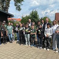 Die Schülerinnen und Schüler bei ihrem zweiten Pflanztag, zu dem sich auch prominente Gäste einfanden; Schulamtsdirektorin Susanne Vodde (3. von rechts), Bürgermeister Michael Ziegler (5. von rechts), AOK-Direktor Frank Dünisch (11. von rechts) u...