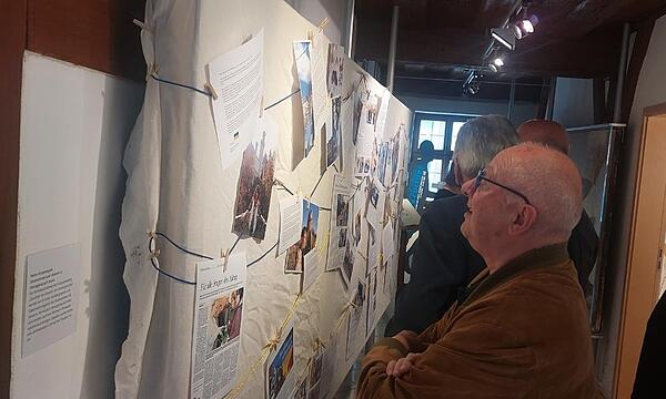 Die Fotoausstellung und die Ausstellung von nach Herzogenaurach Geflüchteten ergänzen sich gut.