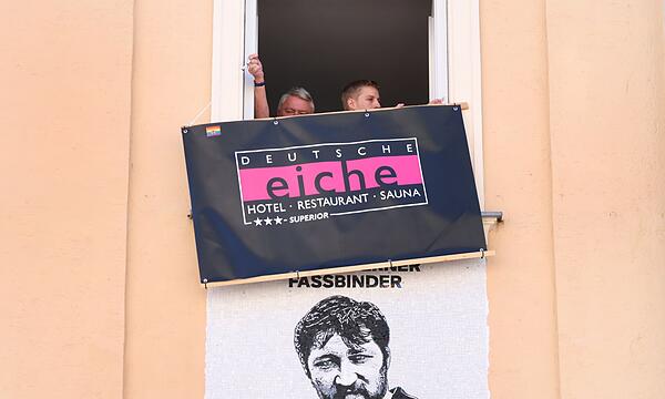 Enthüllung einer Gedenktafel für Regisseur Fassbinder