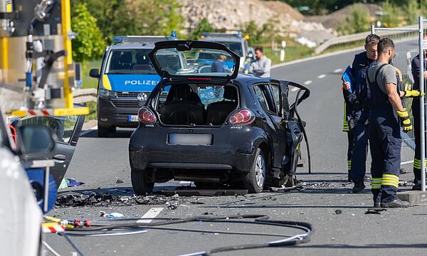 Zwei Senioren sterben bei Frontalzusammenstoß