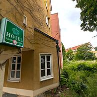 Forchheims nächstes Großbauprojekt: Im ehemaligen Hotel Kronengarten sollen bald Pflegeazubis einziehen, gleich nebendran wird eine neue Schule gebaut. Der Zeitplan ist ambitioniert.