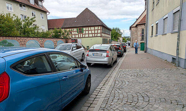 Die Engstelle vor der St.-Anna-Kapelle in Höchstadt: Hier staut es sich öfter, aber jetzt sind noch mehr Autos dort unterwegs.