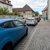 Die Engstelle vor der St.-Anna-Kapelle in Höchstadt: Hier staut es sich öfter, aber jetzt sind noch mehr Autos dort unterwegs.