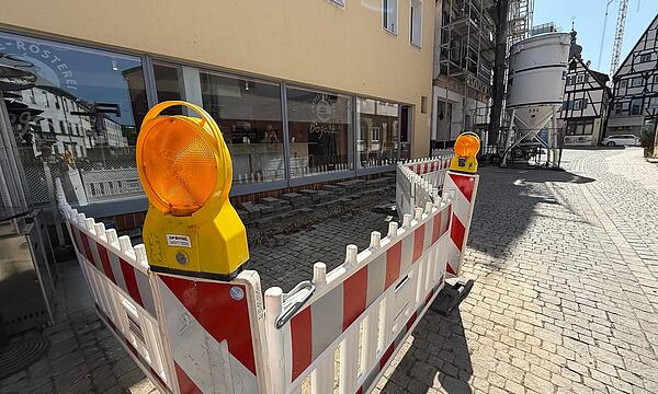 Eigentlich schlürfen hier am Straßenrand die Kunden der Kaffeerösterei Bogatz gemütlich ihren Kaffee. Eine überraschende Baustelle der Stadtwerke steht dem aber derzeit im Wege.