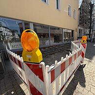 Eigentlich schlürfen hier am Straßenrand die Kunden der Kaffeerösterei Bogatz gemütlich ihren Kaffee. Eine überraschende Baustelle der Stadtwerke steht dem aber derzeit im Wege.