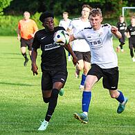Auf das Konto von JFG-GW-Frankenwald-Angreifer Mamadou Bah (links, hier im Duell mit einem Spieler aus Heiligenstadt) gingen gegen die JFG Leitenbachtal drei Treffer.