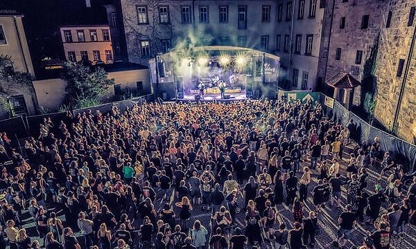 Mr. Hurley traten bereits beim Schlosshoffestival in Höchstadt auf. Auch dieses Jahr werden sie dort wieder auf der Bühne stehen.