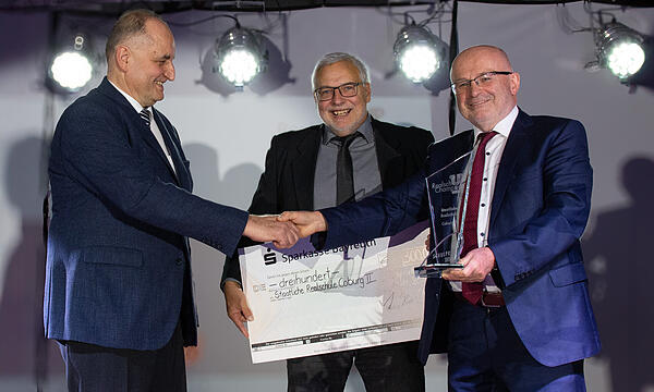 Die Staatliche Realschule Coburg II darf sich über den Schulpreis des Realschulchampions  Oberfranken 2023 freuen.  Schulleiter Klaus Reisenweber (links) nahm den Preis entgegen.
