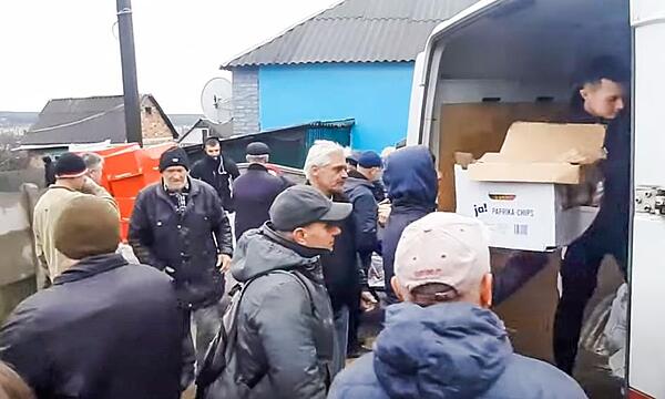 Tom Sauer (weiße Haare) will wieder in die Ukraine, um dort den Notleidenden zu helfen. Hier ist er bei einer früheren Hilfsfahrt in Sumy zu sehen.
